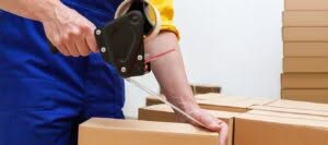 addetto che imballa scatole di oggetti